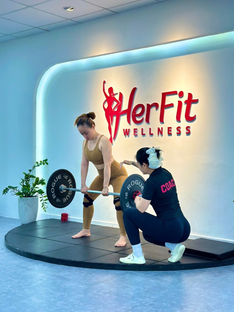 Tập luyện deadlift cùng HLV cá nhân tại HerFit Wellness